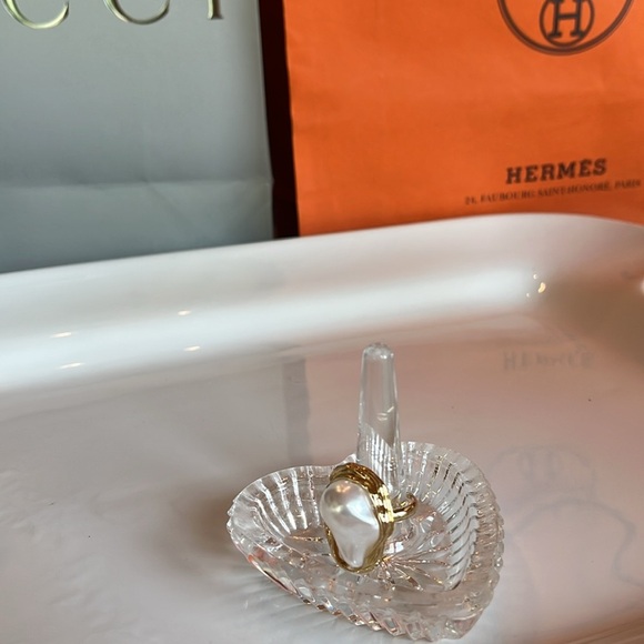 Goldtone and Pearl oversized Ring - Picture 5 of 10